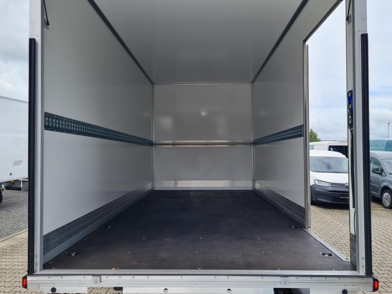 Renault Master 35 New Möbel Koffer LBW KLIMA TEMPOMAT - Fourgon grand volume: photos 5 Renault Master 35 New Möbel Koffer LBW KLIMA TEMPOMAT - Fourgon grand volume: photos 5