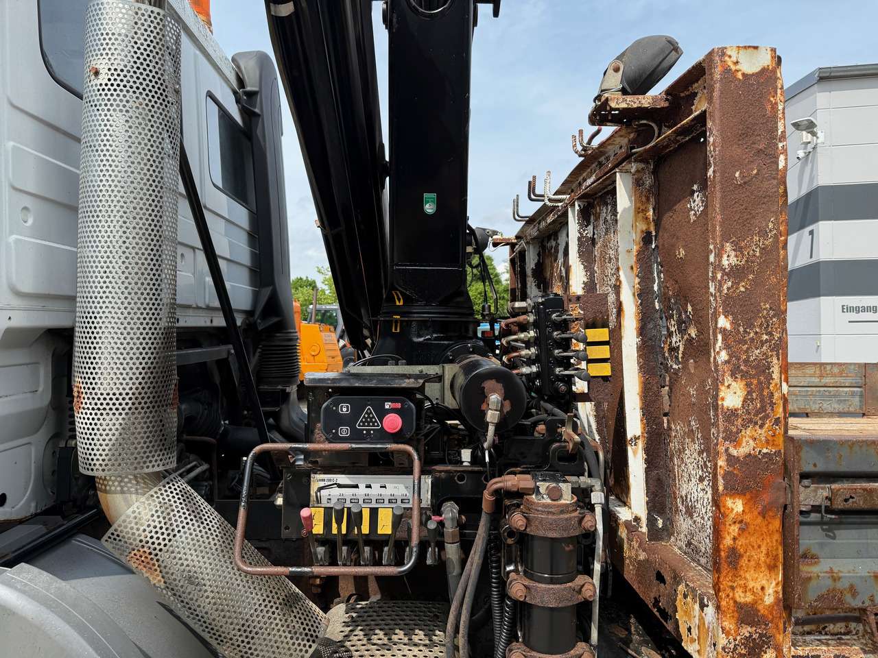 Camion porte-voitures, Camion grue Mercedes-Benz 2535 Actros MP1 Baumaschinentransporter mit Kran und Rampen: photos 11