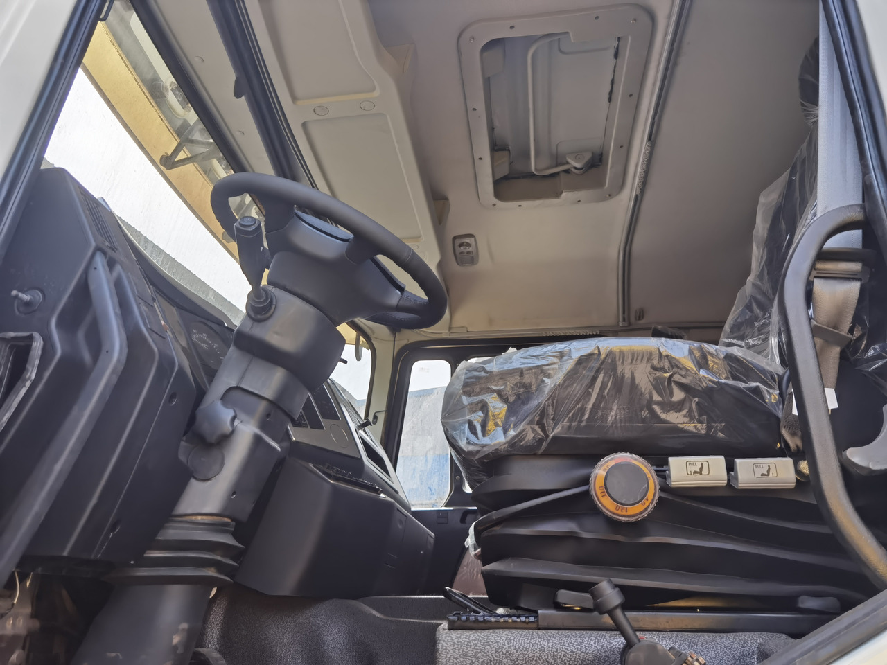 SHACMAN 8*4 Dump truck - Camion benne: photos 5 SHACMAN 8*4 Dump truck - Camion benne: photos 5