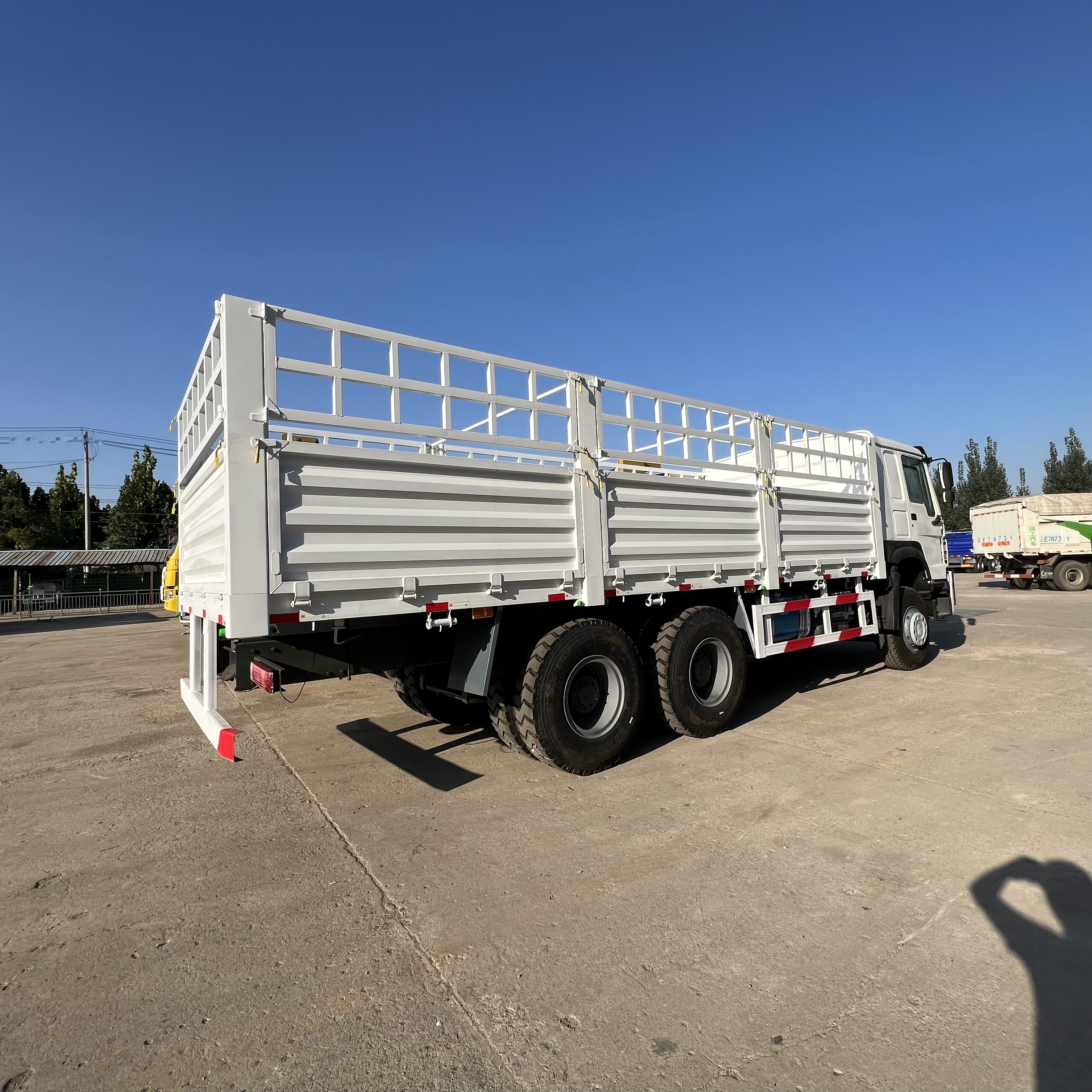 Sinotruk HOWO 371 6*4 Fence truck - Camion plateau: photos 2 Sinotruk HOWO 371 6*4 Fence truck - Camion plateau: photos 2