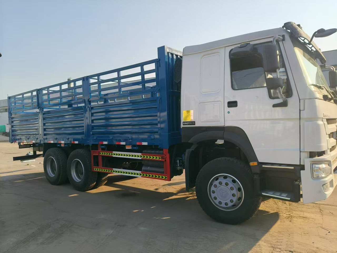 Sinotruk HOWO 371 6*4 Fence truck - Camion plateau: photos 2 Sinotruk HOWO 371 6*4 Fence truck - Camion plateau: photos 2