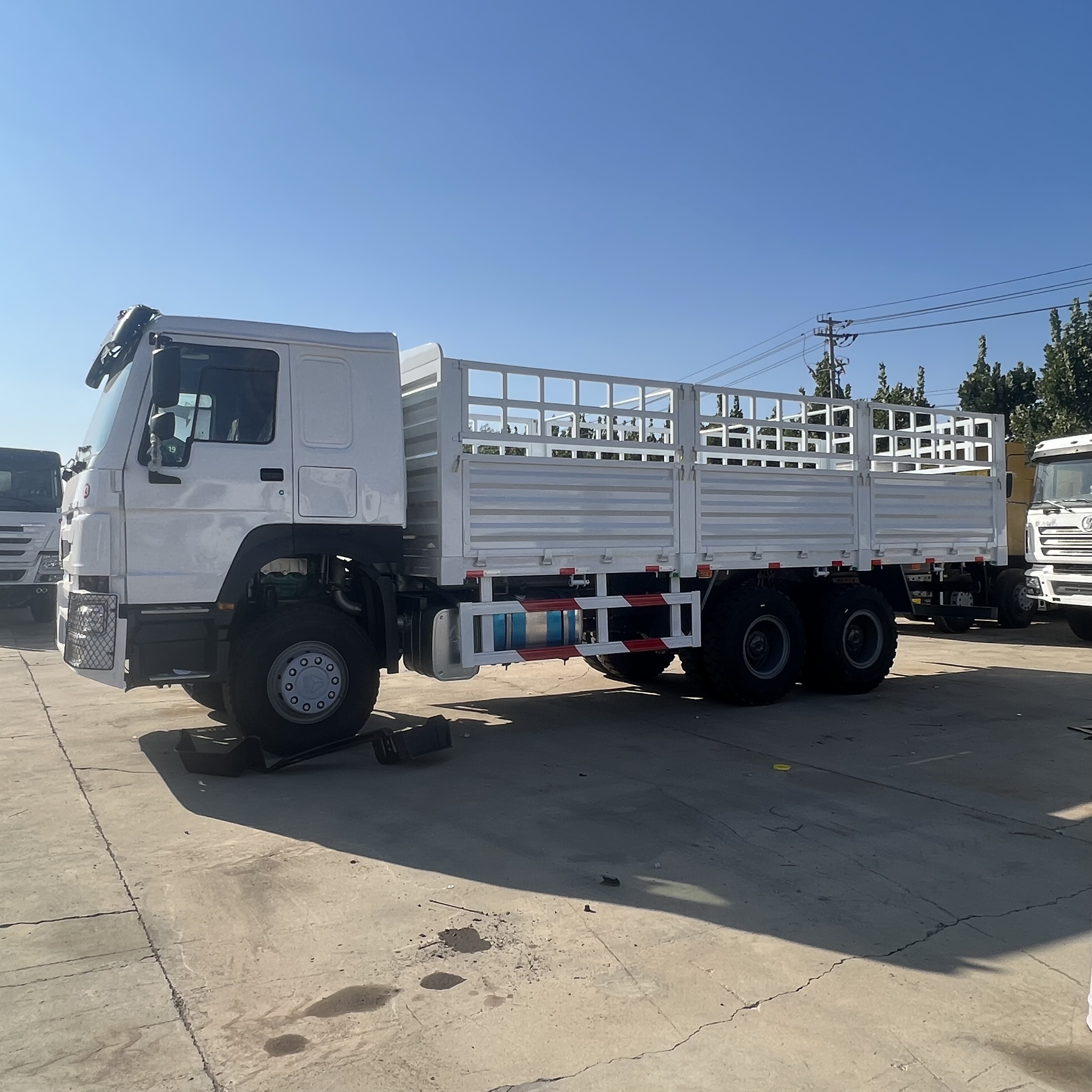 Sinotruk HOWO 371 6*4 Fence truck - Camion plateau: photos 2 Sinotruk HOWO 371 6*4 Fence truck - Camion plateau: photos 2