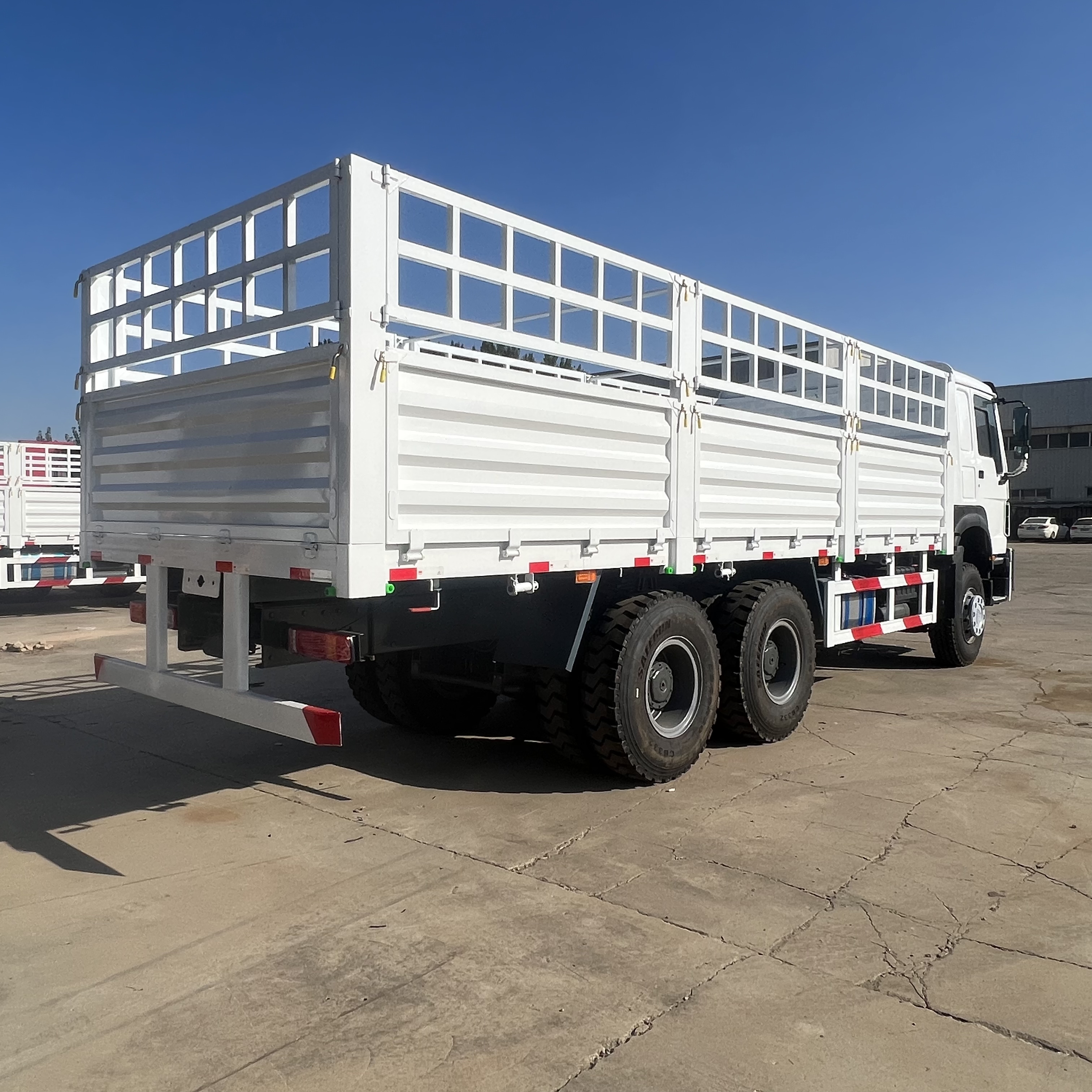 Sinotruk HOWO 371 6*4 Fence truck - Camion plateau: photos 4 Sinotruk HOWO 371 6*4 Fence truck - Camion plateau: photos 4