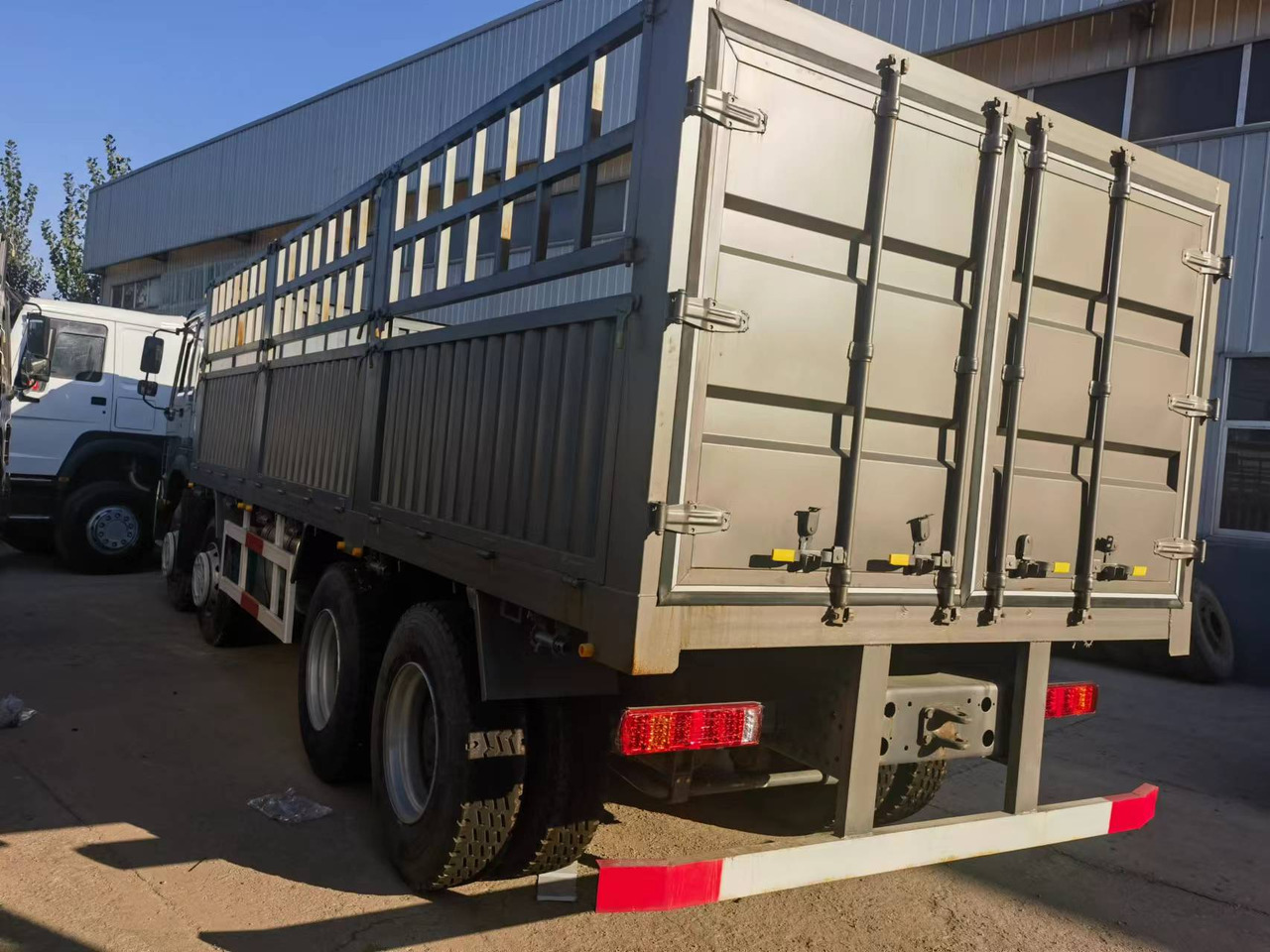 Sinotruk HOWO 371 8*4 Fence truck - Camion plateau: photos 3 Sinotruk HOWO 371 8*4 Fence truck - Camion plateau: photos 3