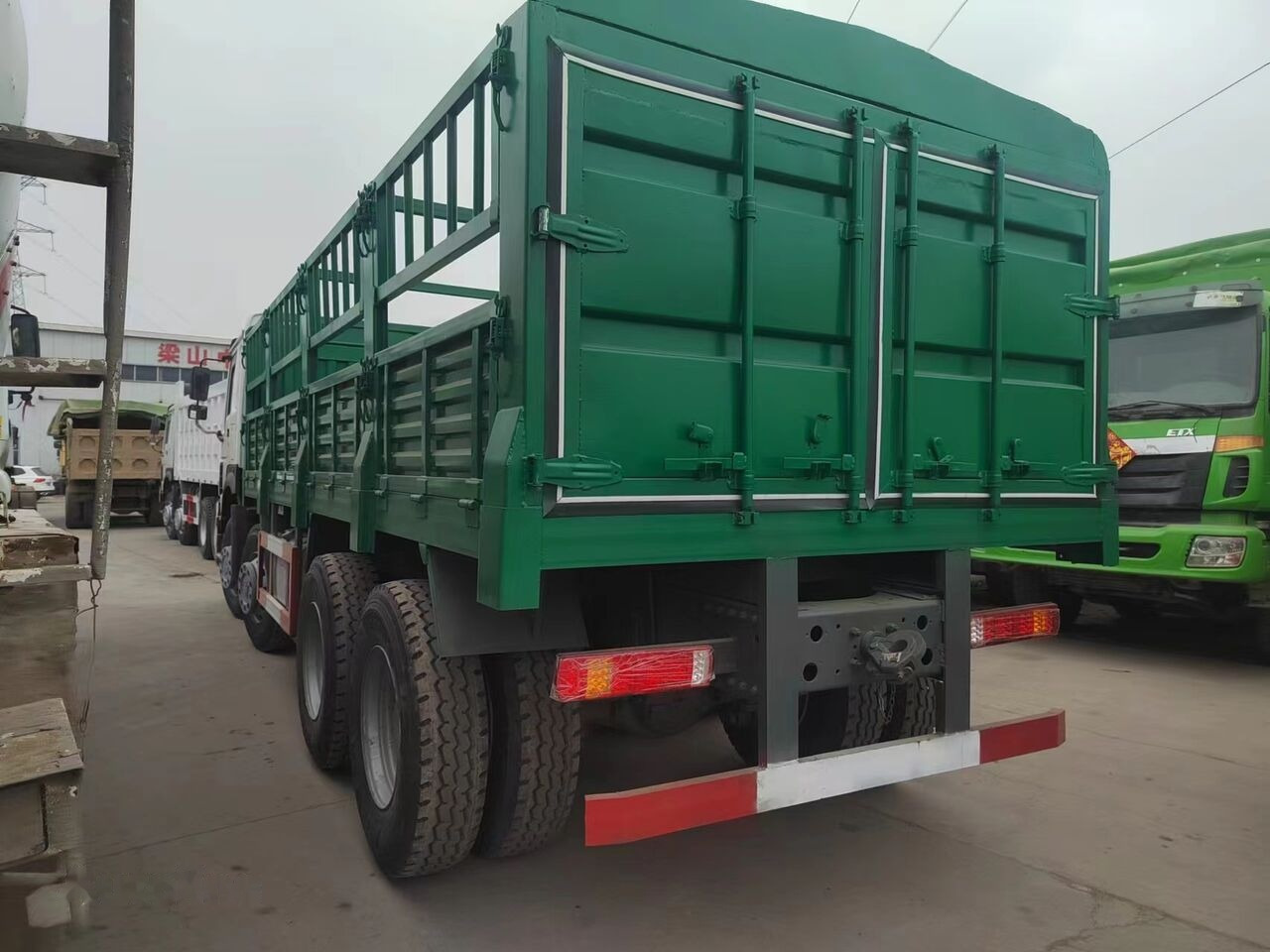 Sinotruk HOWO 8*4 Fence Truck - Camion plateau: photos 4 Sinotruk HOWO 8*4 Fence Truck - Camion plateau: photos 4