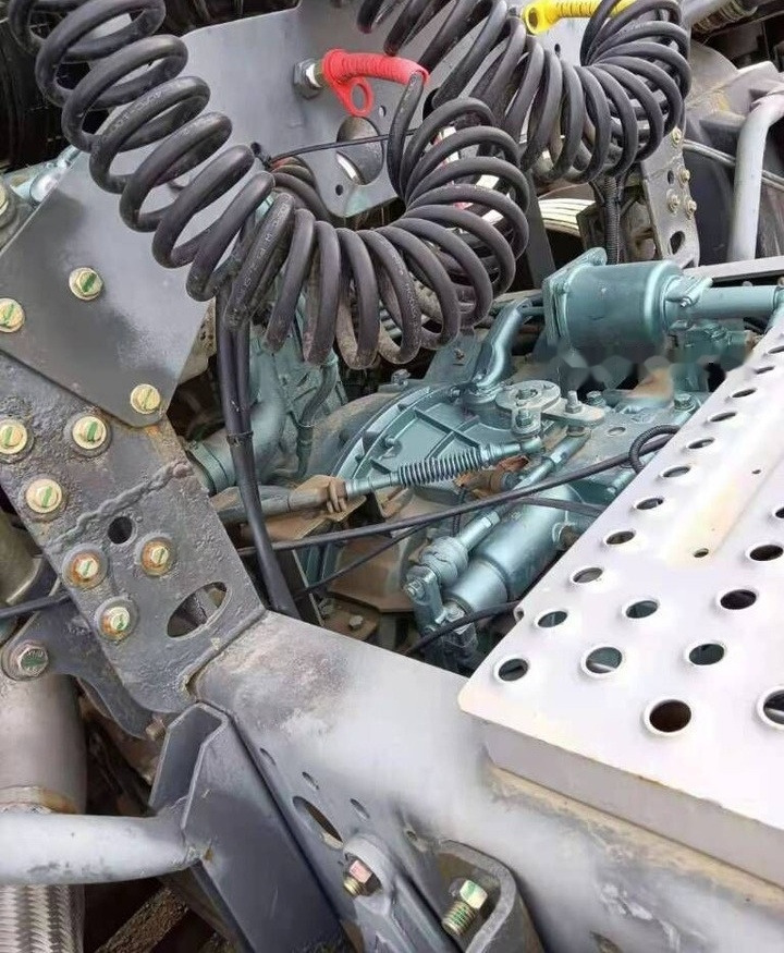 Sinotruk HOWO 420 Tractor - Tracteur routier: photos 3 Sinotruk HOWO 420 Tractor - Tracteur routier: photos 3