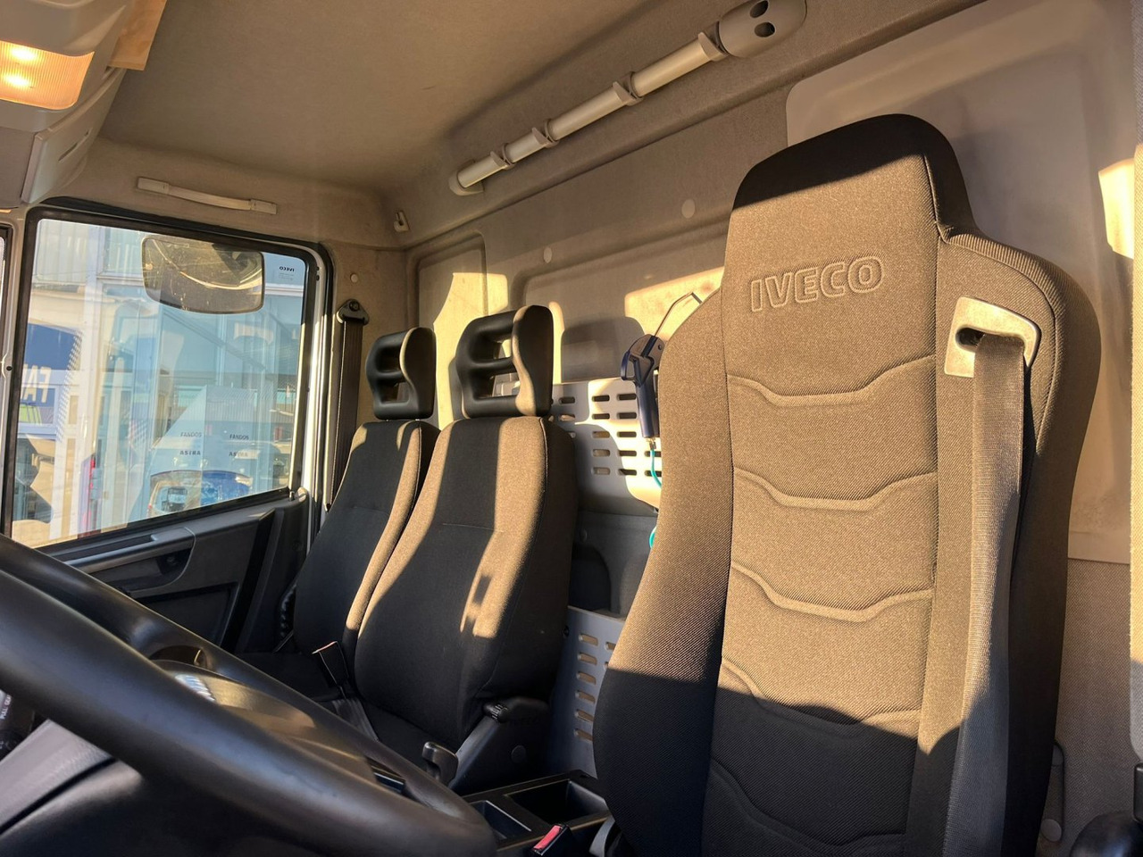 Caja cerrada IVECO Eurocargo ML 120 E19 P — crédit-bail Caja cerrada IVECO Eurocargo ML 120 E19 P: photos 6