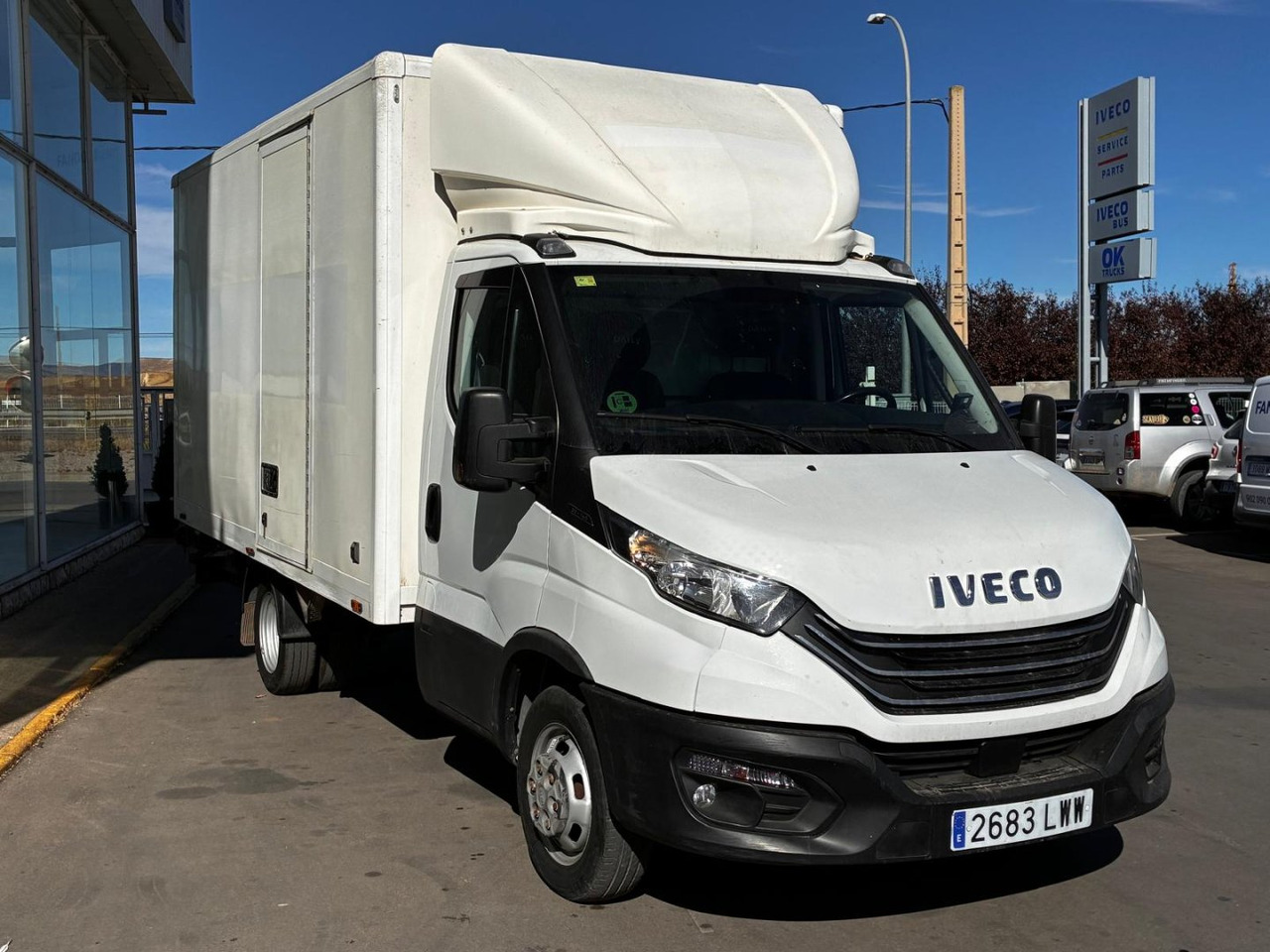 Caja cerrada con plataforma elevadora IVECO 35C14 20m3 con puerta lateral - Fourgon grand volume: photos 3 Caja cerrada con plataforma elevadora IVECO 35C14 20m3 con puerta lateral - Fourgon grand volume: photos 3