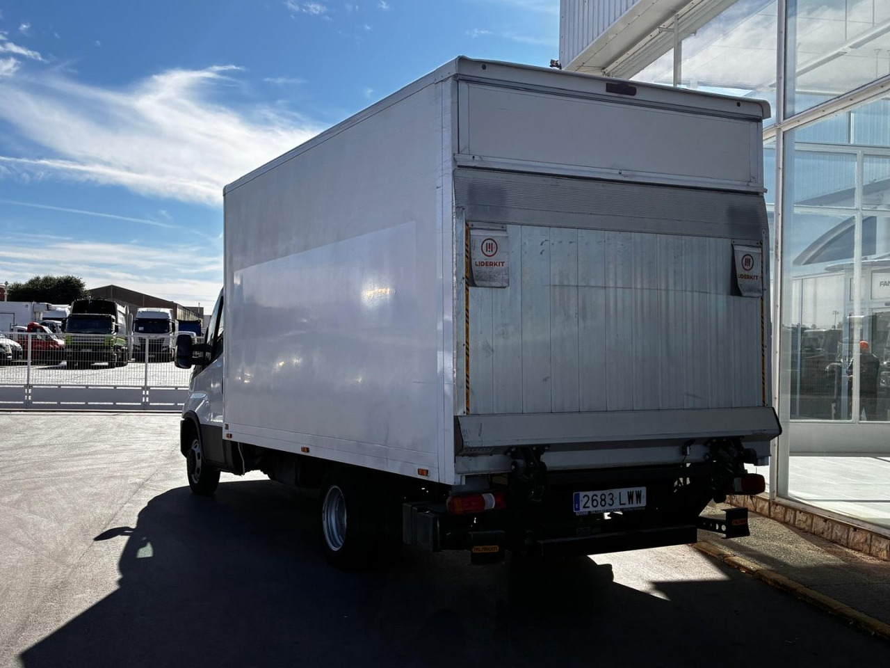 Caja cerrada con plataforma elevadora IVECO 35C14 20m3 con puerta lateral - Fourgon grand volume: photos 4 Caja cerrada con plataforma elevadora IVECO 35C14 20m3 con puerta lateral - Fourgon grand volume: photos 4