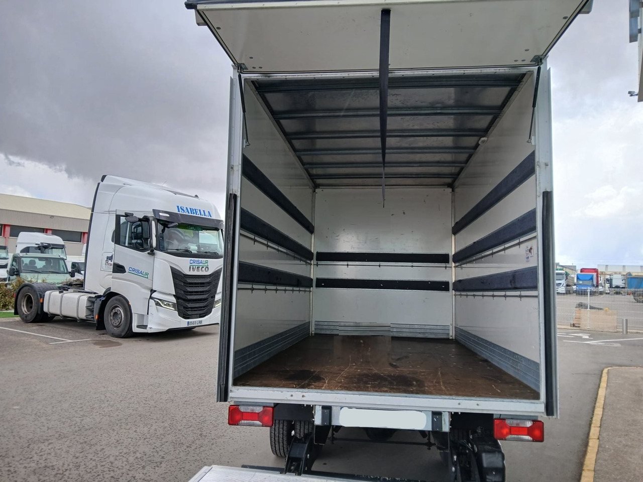 Caja cerrada con plataforma elevadora IVECO 35C16 20m3 Automática - Fourgon grand volume: photos 5 Caja cerrada con plataforma elevadora IVECO 35C16 20m3 Automática - Fourgon grand volume: photos 5