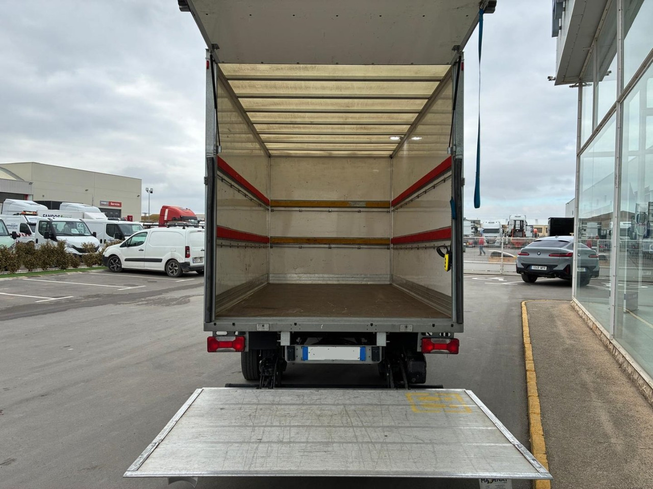Caja cerrada con plataforma elevadora IVECO 35C16 20m3 Automática - Fourgon grand volume: photos 5 Caja cerrada con plataforma elevadora IVECO 35C16 20m3 Automática - Fourgon grand volume: photos 5