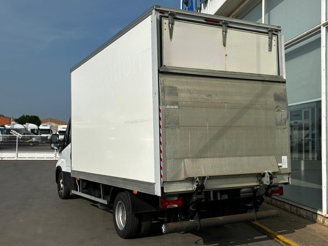 Caja cerrada con plataforma elevadora IVECO 35C16 20m3 - Fourgon grand volume: photos 4 Caja cerrada con plataforma elevadora IVECO 35C16 20m3 - Fourgon grand volume: photos 4