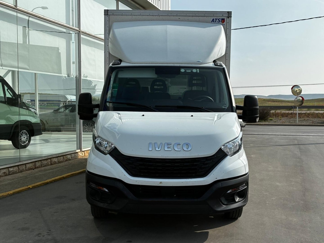 Caja cerrada con plataforma elevadora IVECO 35C16 20m3 - Fourgon grand volume: photos 2 Caja cerrada con plataforma elevadora IVECO 35C16 20m3 - Fourgon grand volume: photos 2
