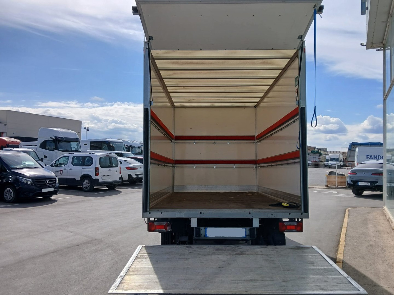 Caja cerrada con plataforma elevadora IVECO 35C16 20m3 - Fourgon grand volume: photos 5 Caja cerrada con plataforma elevadora IVECO 35C16 20m3 - Fourgon grand volume: photos 5