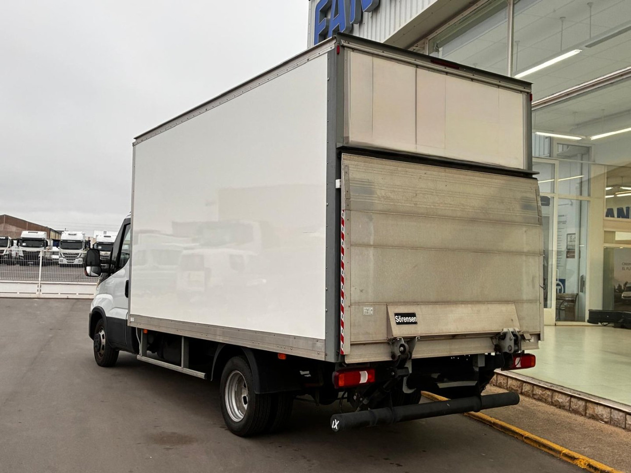 Caja cerrada con plataforma elevadora IVECO 35C16 3.0 20m3 - Fourgon grand volume: photos 4 Caja cerrada con plataforma elevadora IVECO 35C16 3.0 20m3 - Fourgon grand volume: photos 4