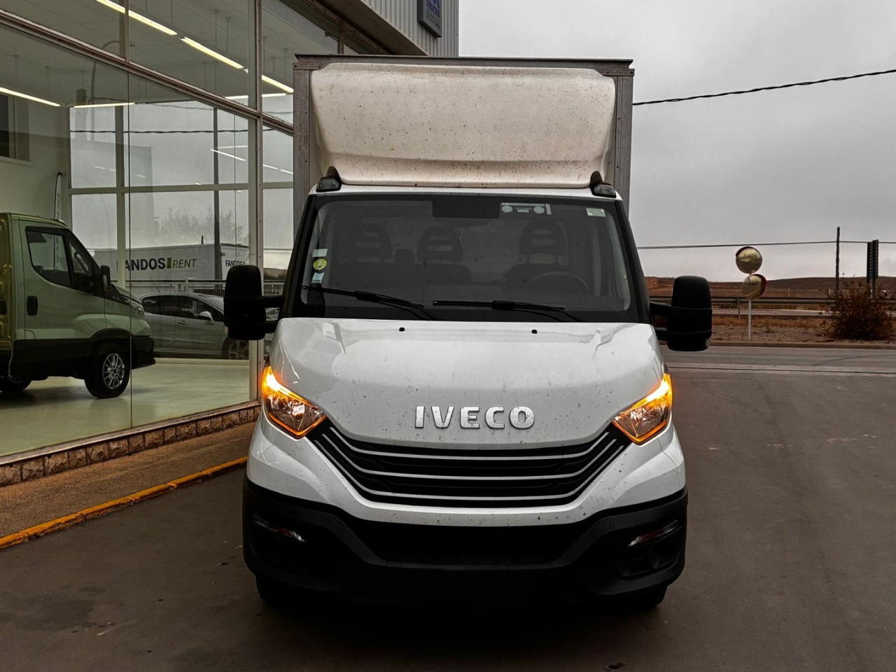 Caja cerrada con plataforma elevadora IVECO 35C16 3.0 20m3 - Fourgon grand volume: photos 2 Caja cerrada con plataforma elevadora IVECO 35C16 3.0 20m3 - Fourgon grand volume: photos 2