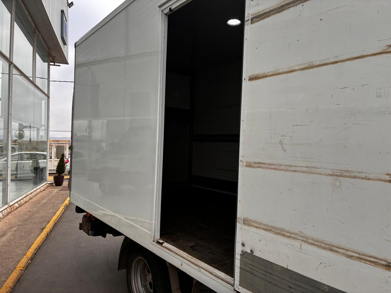 Fourgon grand volume Caja cerrada con plataforma elevadora IVECO 35C16 3.0 20m3 con puerta lateral: photos 7 Fourgon grand volume Caja cerrada con plataforma elevadora IVECO 35C16 3.0 20m3 con puerta lateral: photos 7