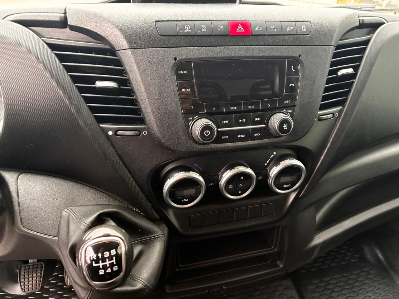 Fourgon grand volume Caja cerrada con plataforma elevadora IVECO 35C16 3.0 20m3 con puerta lateral: photos 11 Fourgon grand volume Caja cerrada con plataforma elevadora IVECO 35C16 3.0 20m3 con puerta lateral: photos 11