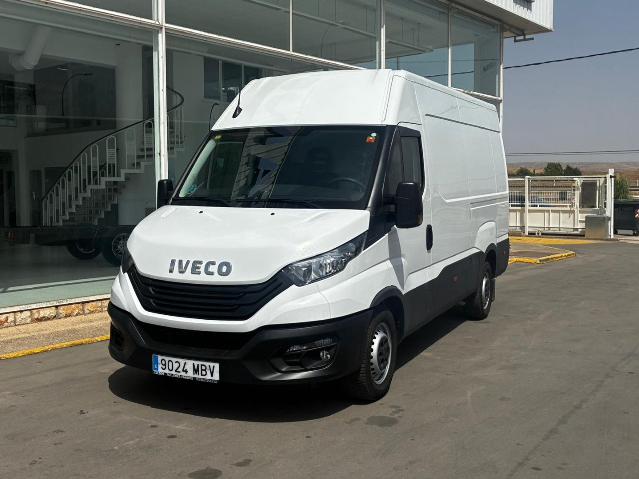 Furgón IVECO 35S14 V 12m3 - Fourgon utilitaire: photos 1 Furgón IVECO 35S14 V 12m3 - Fourgon utilitaire: photos 1