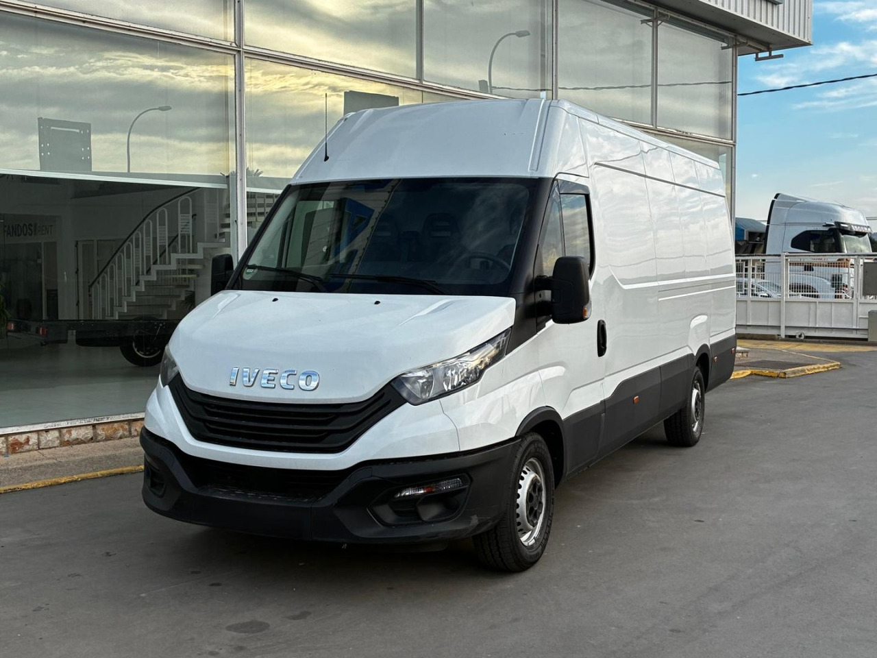 Furgón IVECO 35S14 V 16m3 - Fourgon utilitaire: photos 1 Furgón IVECO 35S14 V 16m3 - Fourgon utilitaire: photos 1