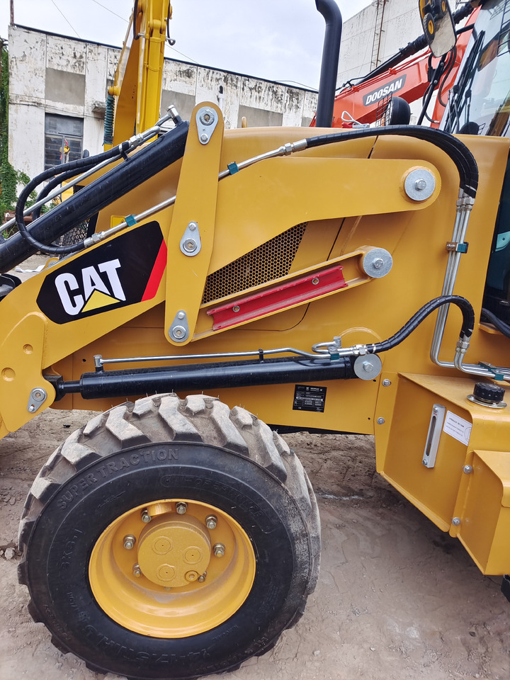 CAT 420F2 BRAND NEW - Tractopelle: photos 2 CAT 420F2 BRAND NEW - Tractopelle: photos 2