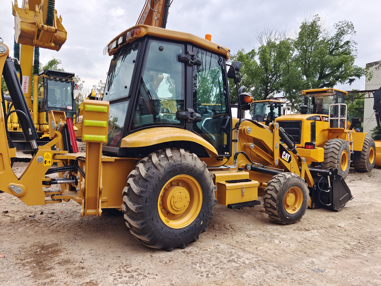 CAT 420F2 BRAND NEW - Tractopelle: photos 1 CAT 420F2 BRAND NEW - Tractopelle: photos 1