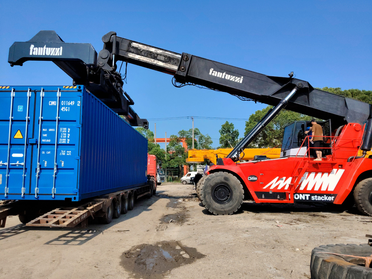 FANTUZZI CS45KM 45 TON REACH STACKER - Reach stacker: photos 1 FANTUZZI CS45KM 45 TON REACH STACKER - Reach stacker: photos 1