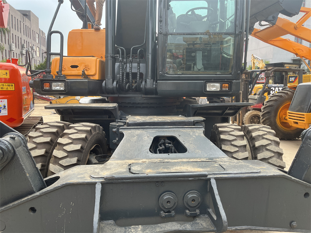 HYUNDAI R210W-9S 210W - 9 S 210W-9T - Pelle sur pneus: photos 3 HYUNDAI R210W-9S 210W - 9 S 210W-9T - Pelle sur pneus: photos 3