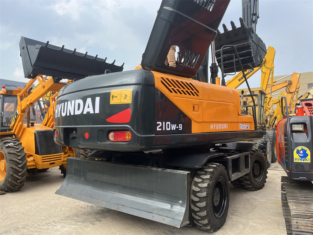 HYUNDAI R210W-9S 210W - 9 S 210W-9T - Pelle sur pneus: photos 2 HYUNDAI R210W-9S 210W - 9 S 210W-9T - Pelle sur pneus: photos 2