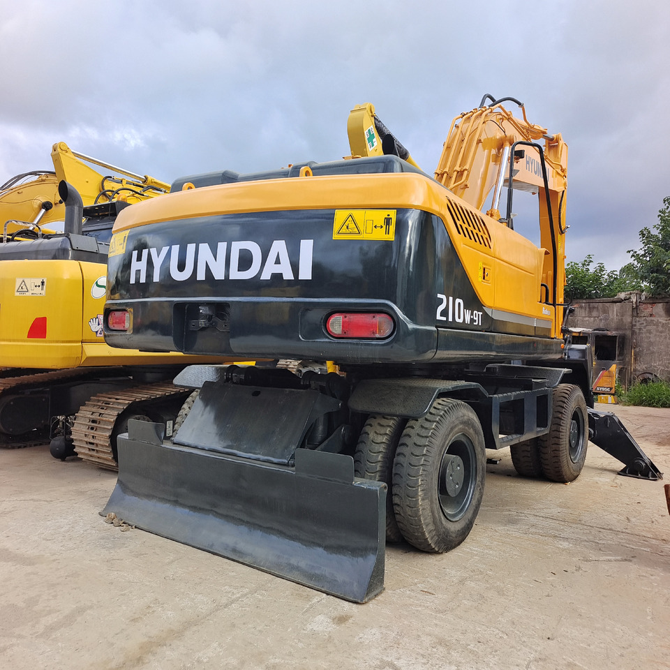 HYUNDAI ROBEX 210W-9T 210W - 9 T - Pelle sur pneus: photos 1 HYUNDAI ROBEX 210W-9T 210W - 9 T - Pelle sur pneus: photos 1