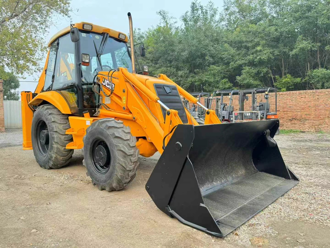 Tractopelle JCB 3CX: photos 1