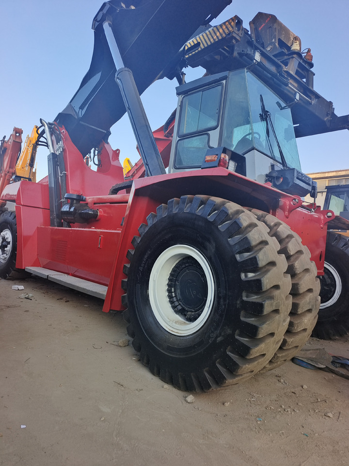 KALMAR DRF 450 45 TON REACH STACKER - Reach stacker: photos 2 KALMAR DRF 450 45 TON REACH STACKER - Reach stacker: photos 2