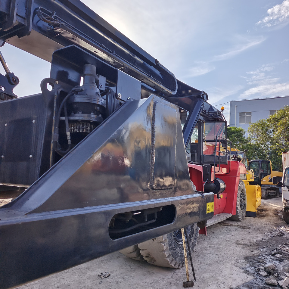 KALMAR DRT450 45 TON REACH STACKER DRF450 DRU DRD 450 - Reach stacker: photos 5 KALMAR DRT450 45 TON REACH STACKER DRF450 DRU DRD 450 - Reach stacker: photos 5