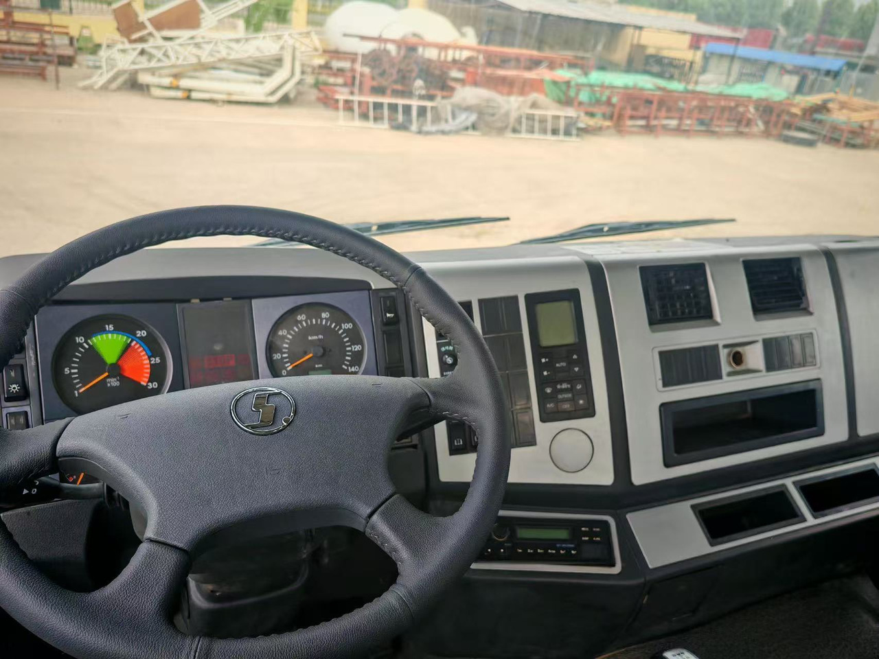 SHACMAN F3000 8*4 DUMP TRUCK - Camion benne: photos 5 SHACMAN F3000 8*4 DUMP TRUCK - Camion benne: photos 5