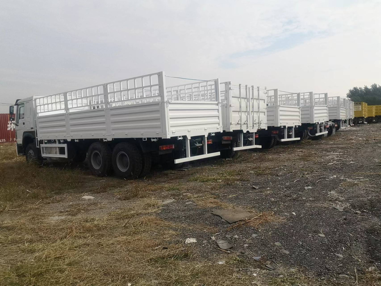 SINOTRUK HOWO 371 375 380 400 420 HP WITH FENCE 6*4 8*4 - Camion bétaillère: photos 2 SINOTRUK HOWO 371 375 380 400 420 HP WITH FENCE 6*4 8*4 - Camion bétaillère: photos 2