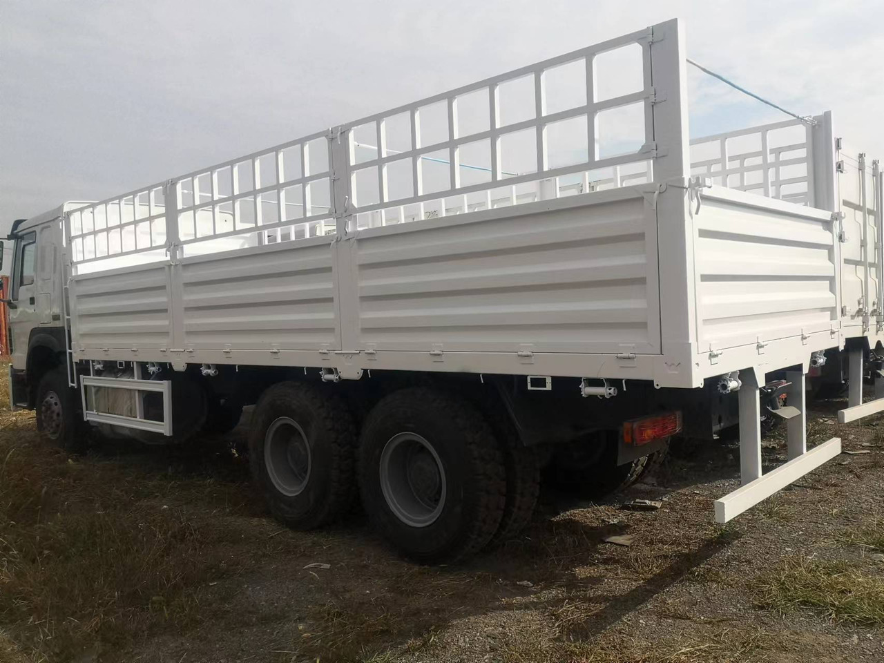 SINOTRUK HOWO 371 375 380 400 420 HP WITH FENCE 6*4 8*4 - Camion bétaillère: photos 1 SINOTRUK HOWO 371 375 380 400 420 HP WITH FENCE 6*4 8*4 - Camion bétaillère: photos 1