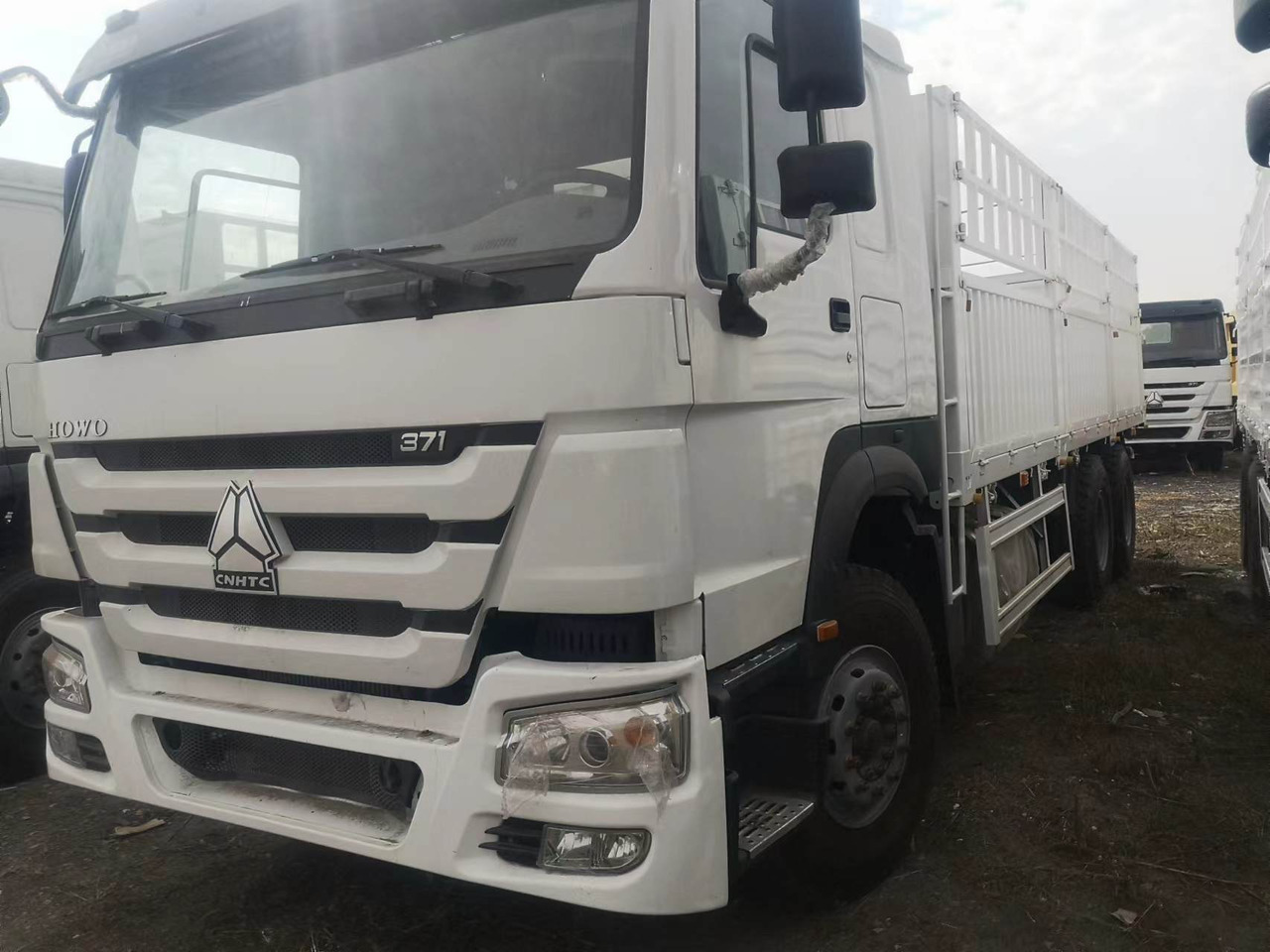 SINOTRUK HOWO 371 375 380 400 420 HP WITH FENCE 6*4 8*4 - Camion bétaillère: photos 4 SINOTRUK HOWO 371 375 380 400 420 HP WITH FENCE 6*4 8*4 - Camion bétaillère: photos 4