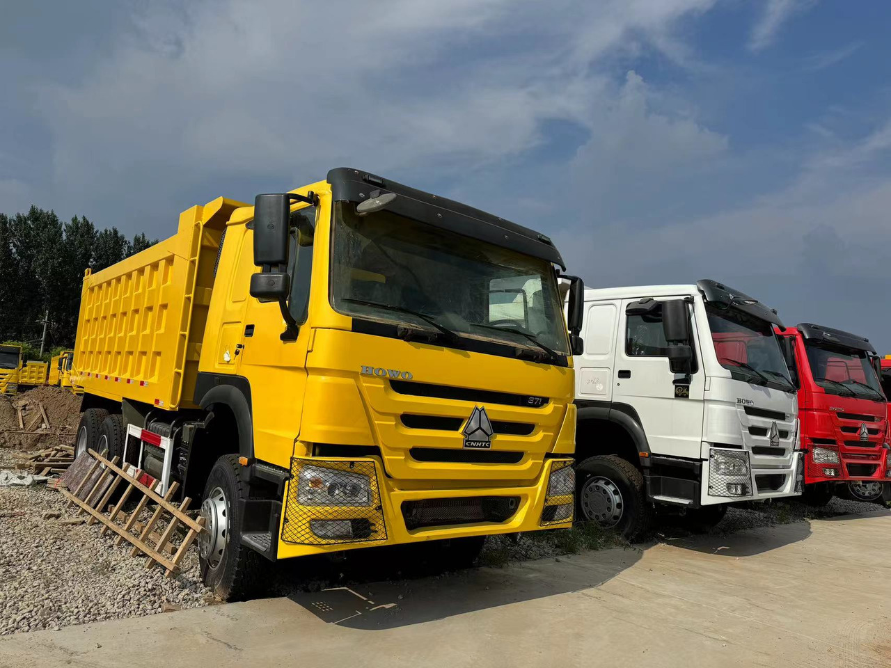 SINOTRUK HOWO DUMP TRUCK - Camion benne: photos 2 SINOTRUK HOWO DUMP TRUCK - Camion benne: photos 2