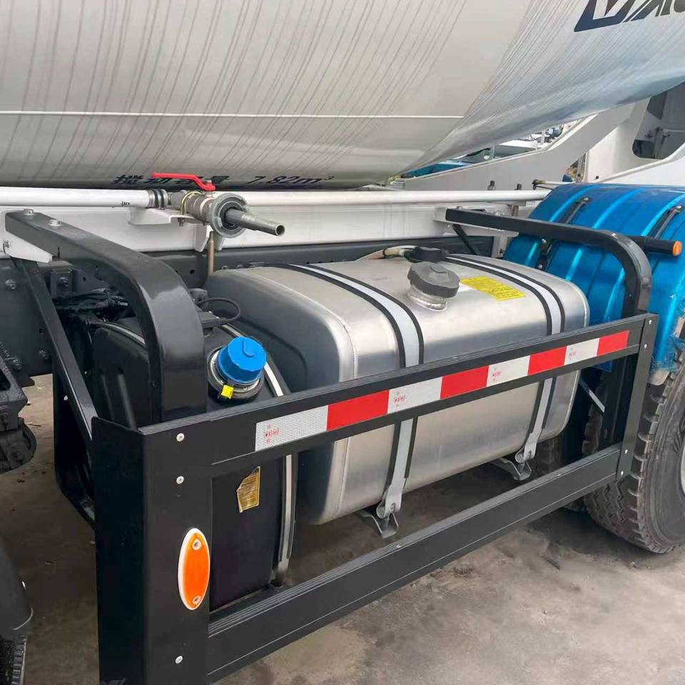 SINOTRUK HOWO TX350 EURO V Stage 5 - Camion malaxeur: photos 4 SINOTRUK HOWO TX350 EURO V Stage 5 - Camion malaxeur: photos 4