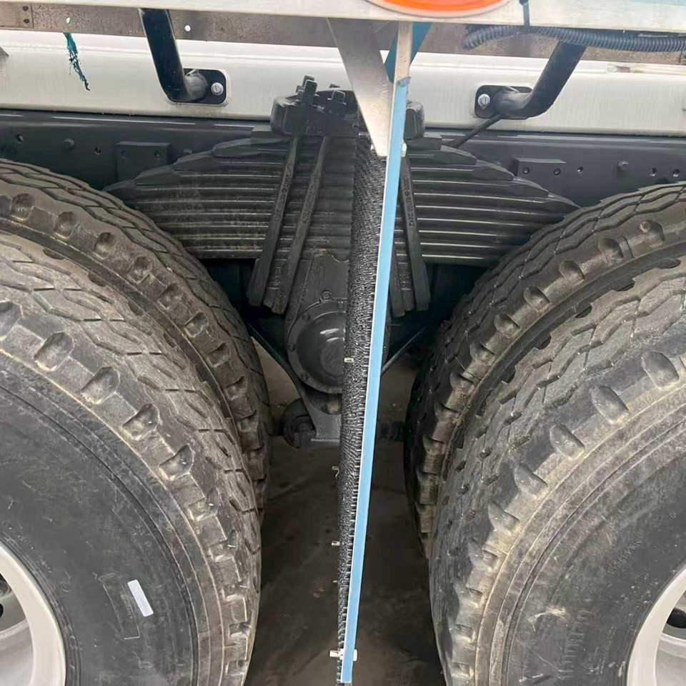 SINOTRUK HOWO TX350 EURO V Stage 5 - Camion malaxeur: photos 5 SINOTRUK HOWO TX350 EURO V Stage 5 - Camion malaxeur: photos 5