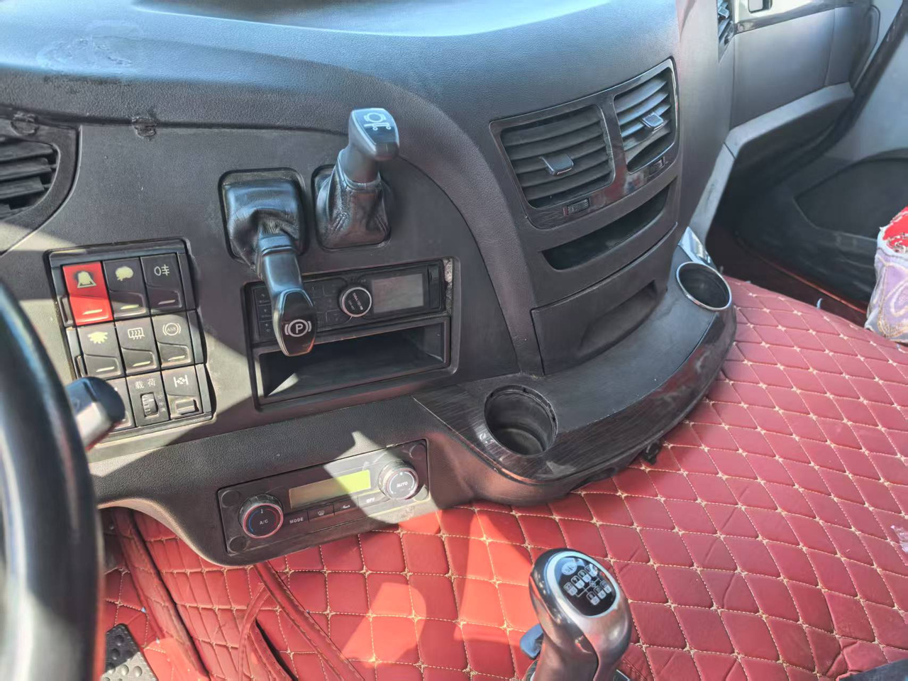 FAW JIEFANG 6*4 8*4 TRACTOR HEAD - Tracteur routier: photos 5 FAW JIEFANG 6*4 8*4 TRACTOR HEAD - Tracteur routier: photos 5