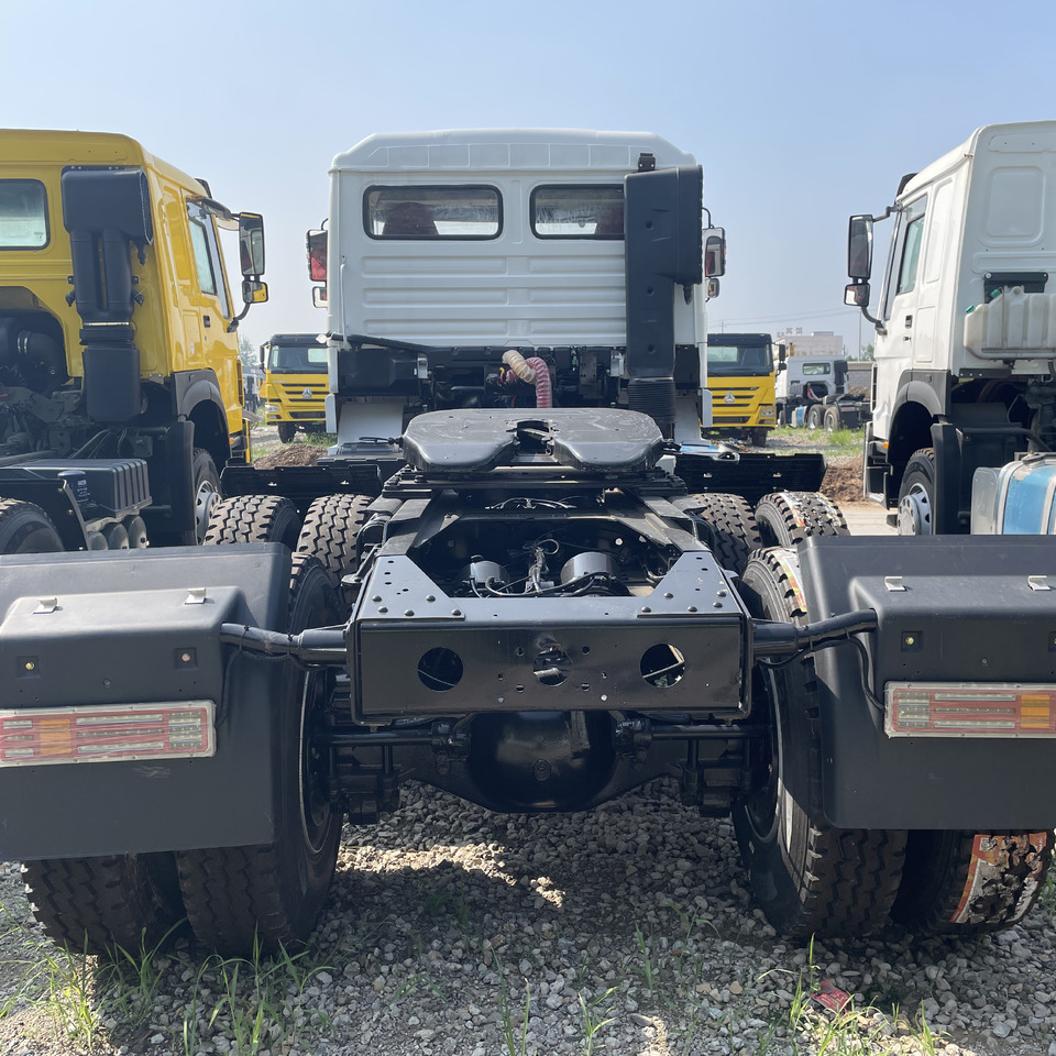 SHACMAN F3000 6*4 8*4 - Tracteur routier: photos 3 SHACMAN F3000 6*4 8*4 - Tracteur routier: photos 3