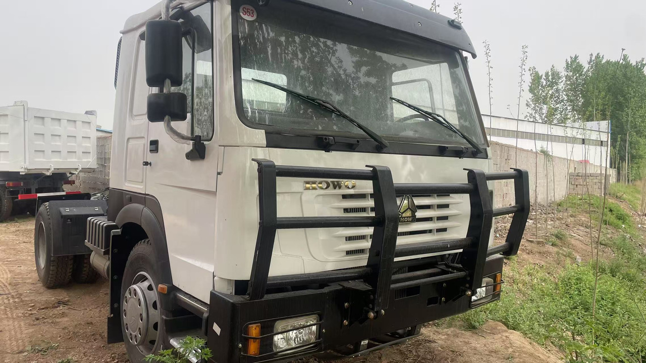 SINOTRUK HOWO 4*2 6*4 8*4 - Tracteur routier: photos 1 SINOTRUK HOWO 4*2 6*4 8*4 - Tracteur routier: photos 1
