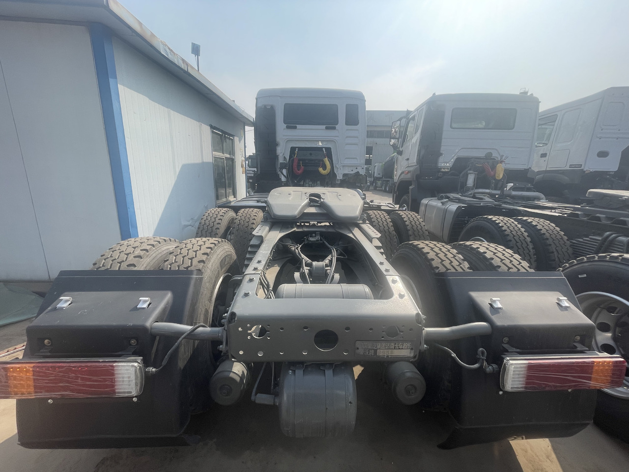 SINOTRUK HOWO 420HP 6*4 NEW - Tracteur routier: photos 5 SINOTRUK HOWO 420HP 6*4 NEW - Tracteur routier: photos 5