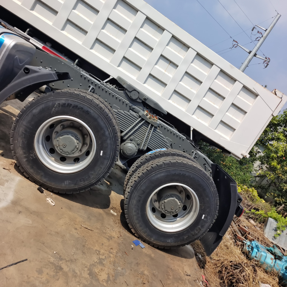 SINOTRUK HOWO 6*4 - Tracteur routier: photos 2 SINOTRUK HOWO 6*4 - Tracteur routier: photos 2