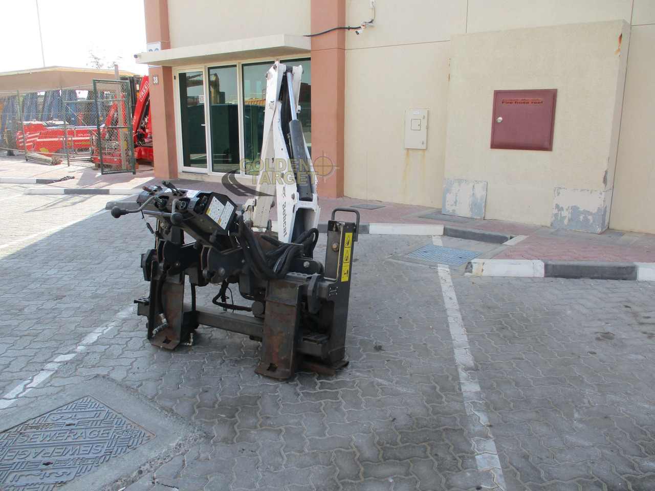 BOBCAT Skid Steer R30S Backhoe Attachment - Godet pour chargeur pour Mini chargeuse: photos 4 BOBCAT Skid Steer R30S Backhoe Attachment - Godet pour chargeur pour Mini chargeuse: photos 4