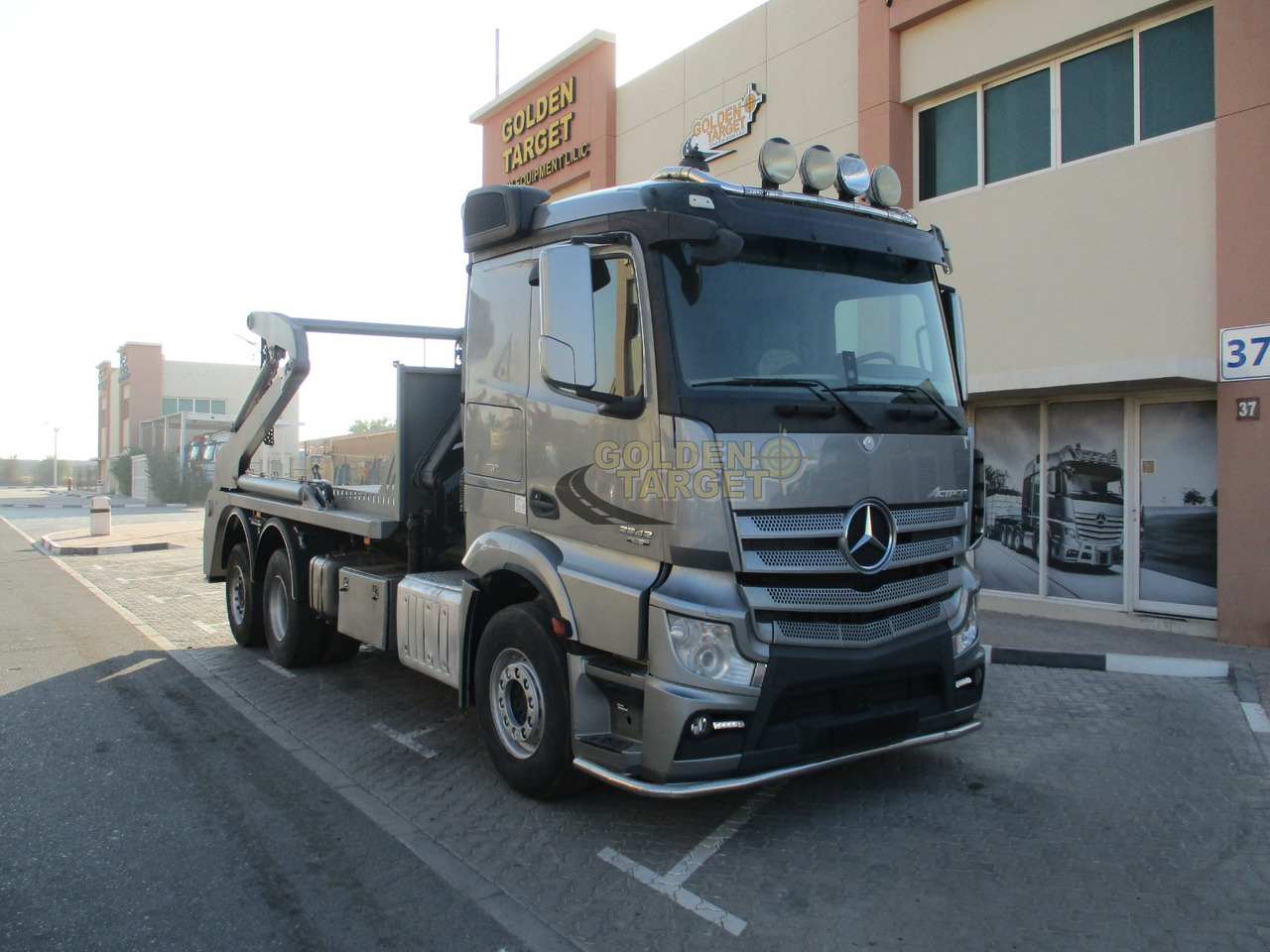 MERCEDES-BENZ 2642 6×2 DOUBLE SKIP LOADER with HIAB Crane - Camion multibenne: photos 1 MERCEDES-BENZ 2642 6×2 DOUBLE SKIP LOADER with HIAB Crane - Camion multibenne: photos 1
