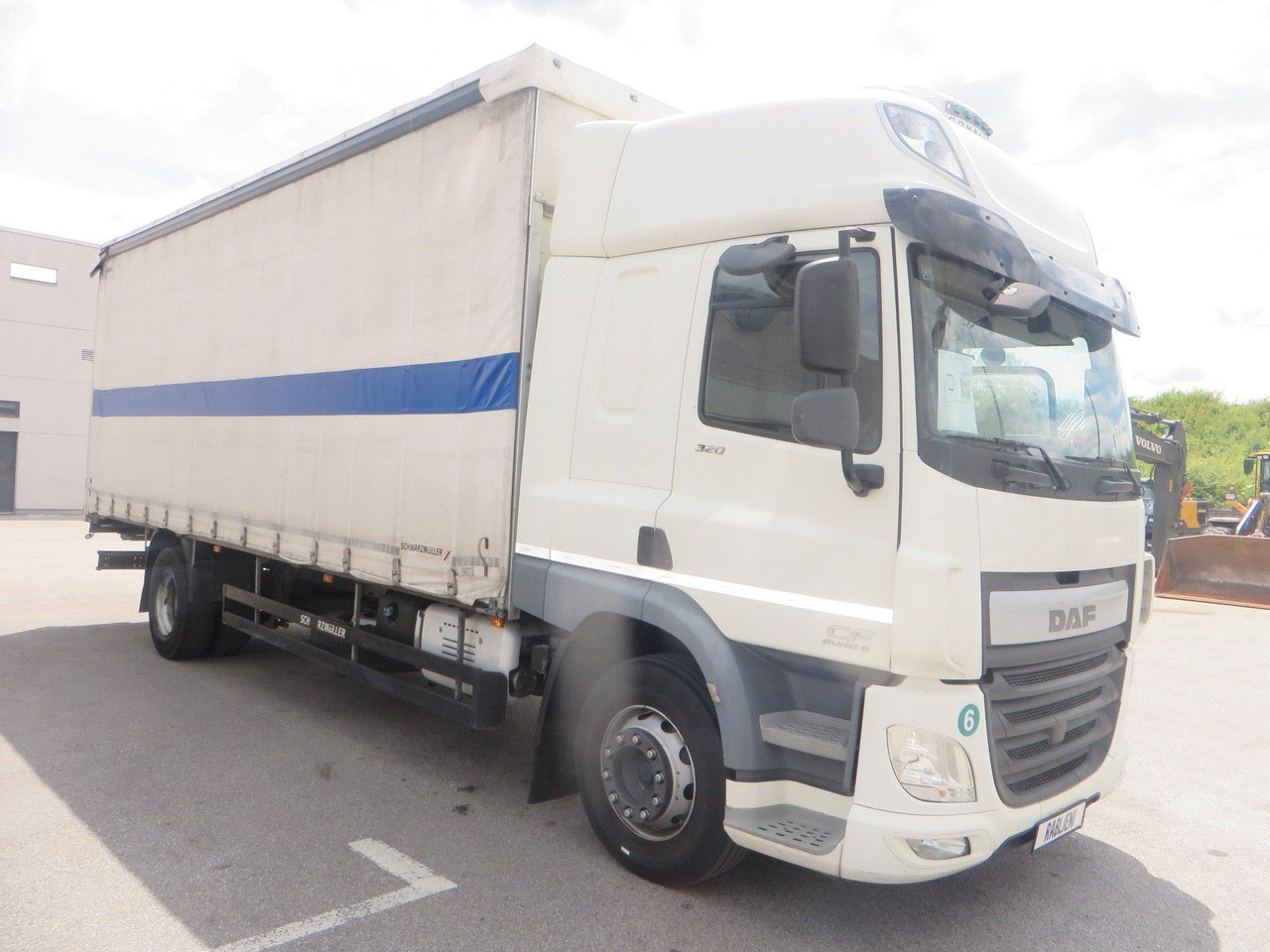 DAF CF320 4x2 18T Curtainside 7.70m - Camion à rideaux coulissants: photos 2 DAF CF320 4x2 18T Curtainside 7.70m - Camion à rideaux coulissants: photos 2