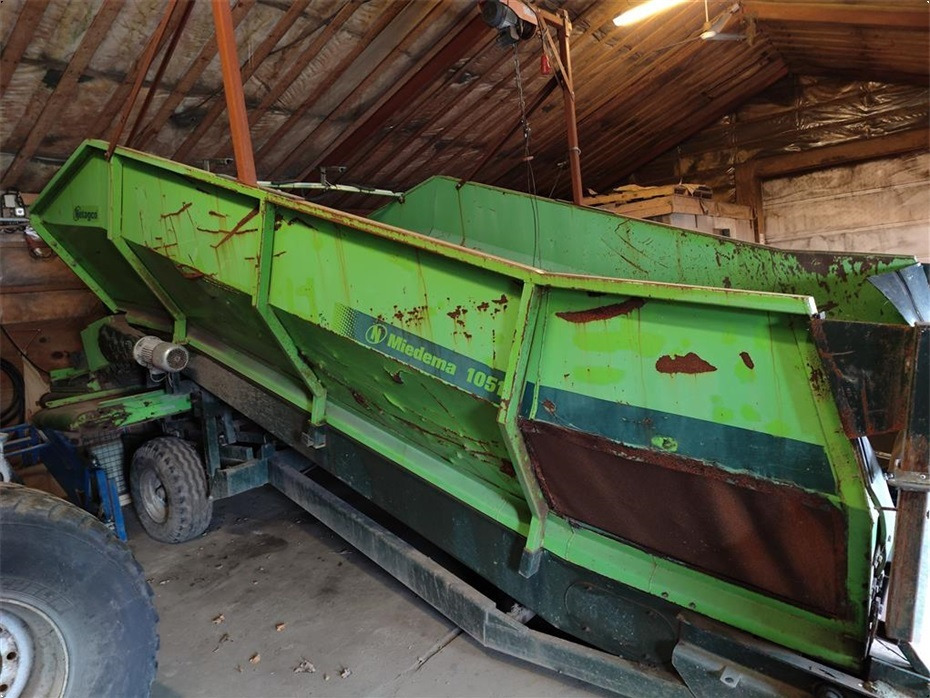 Miedema
SB 1051 - Matériel pomme de terre: photos 1 Miedema
SB 1051 - Matériel pomme de terre: photos 1