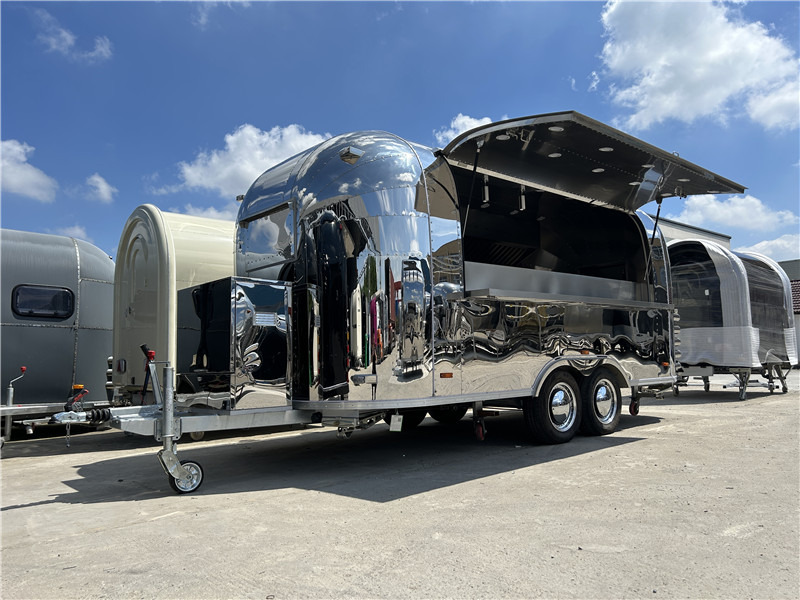 Smash Burger Food Truck Taste of Europe Food Truck: Wood-Fired Pizza, German Sausages & French Crepes - Remorque magasin: photos 2 Smash Burger Food Truck Taste of Europe Food Truck: Wood-Fired Pizza, German Sausages & French Crepes - Remorque magasin: photos 2